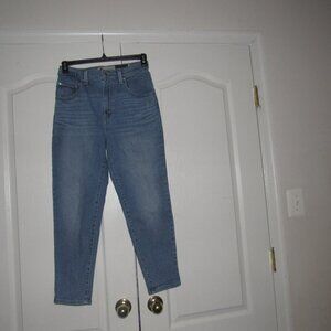 Levi’s SILVERTAB Mom Jean High Rise Medium Wash Jeans Size 28